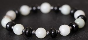 Jade and onyx stretch bracelet